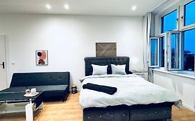 Bright Private Rooms in 4BR Apartment Near Kaufpark Alterlaa